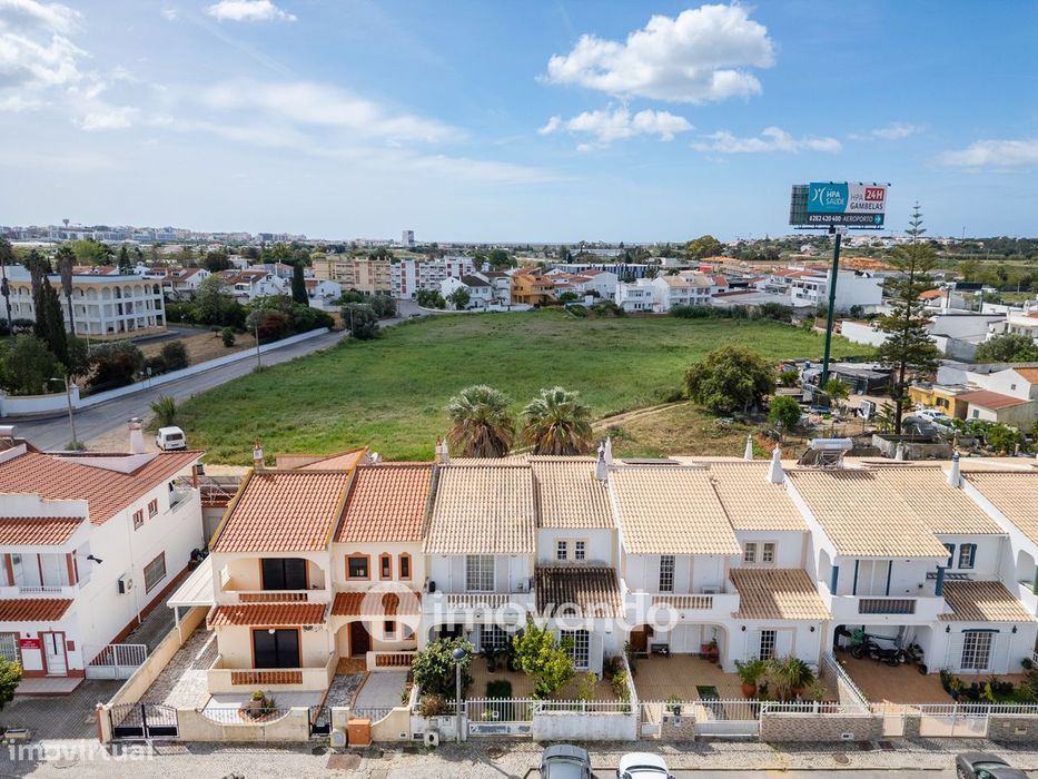 Moradia T4, com áreas amplas e jardim, em Faro