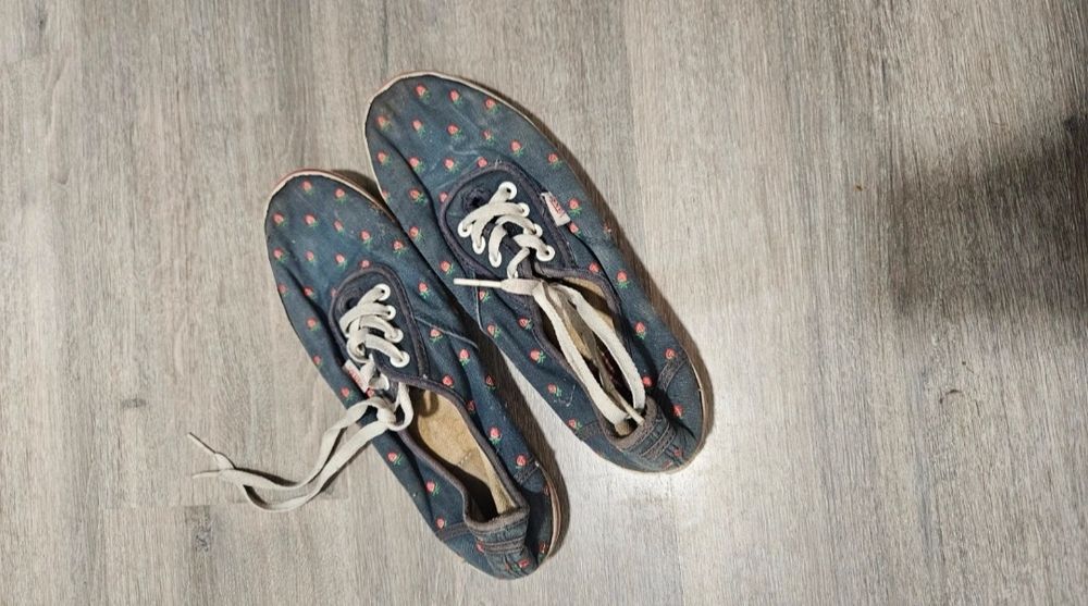 Cienkie vansy w truskawki