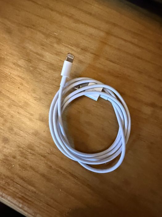 Cabos USB, fones e carregador Iphone