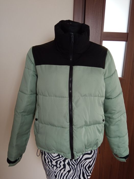 Ciepła kurtka zimowa puffer z łączonych materiałów 
Kolor miętowy 
Roz
