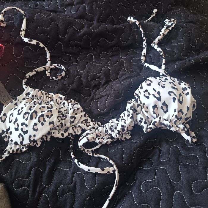 Góra od bikini w panterkę cętki, czarno-biała, z marszczeniami i falbanką S