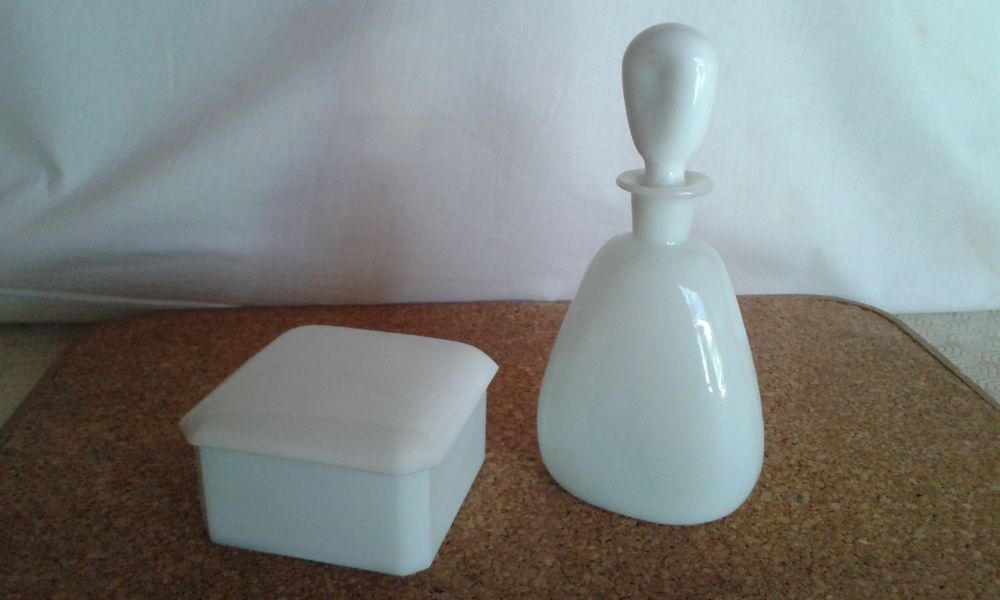 Caixa e frasco vidro opalino Marinha Grande. Jarra de vidro pintado a,