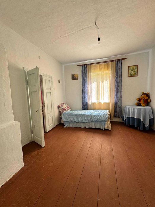 Продаж земельної ділянки з будинком в туристичній лок.