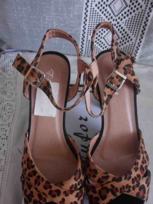 sandálias novas com etiqueta para senhora