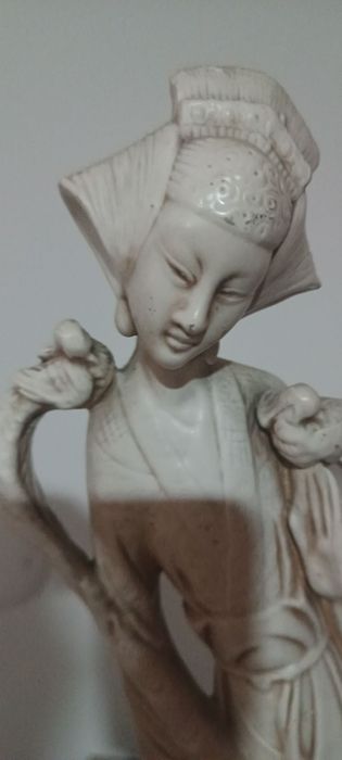 Estatueta de uma mulher japonesa