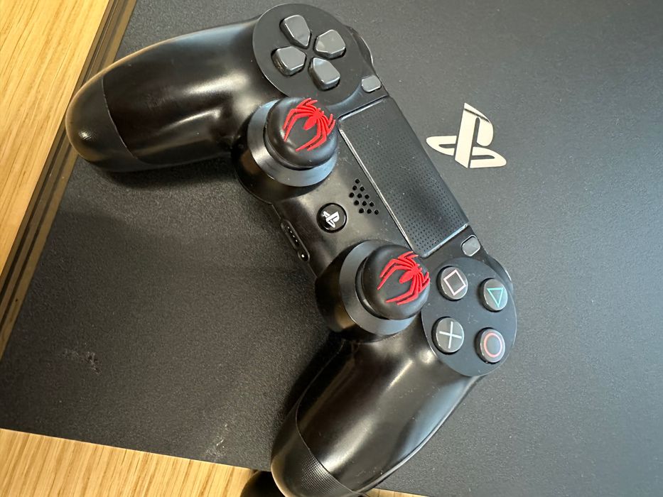 PS4 Pro (2 Pady)