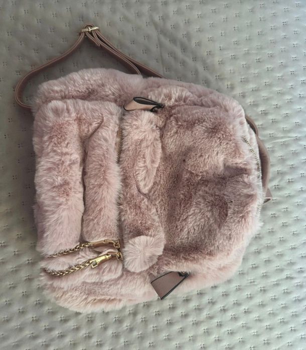 Mochila rosa em pelo sintético com alças ajustáveis