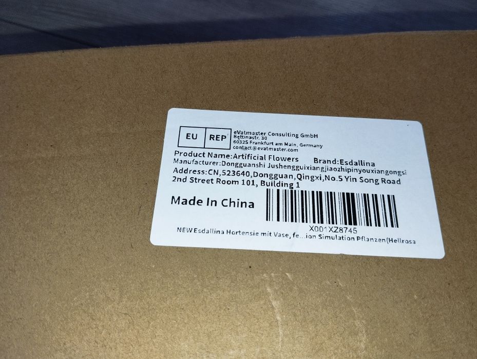 Sztuczne kwiaty w wazonie