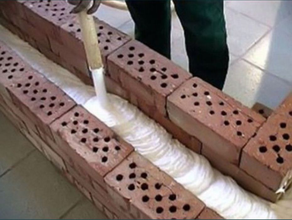 Утеплення Піноізолом Закачка пустот піною, стіни горища