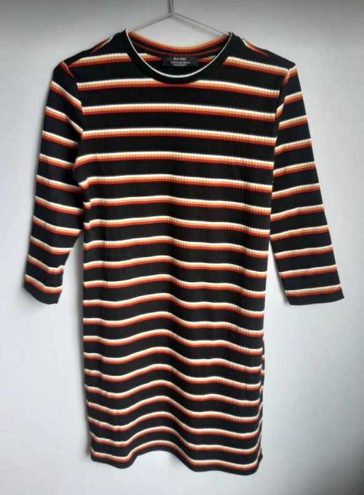 sukienka w prążki na długi rękaw