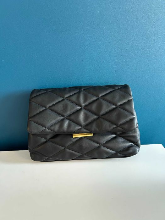 Pikowana torebka na łańcuch. Mango