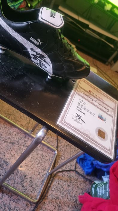 Bota n 40/1/2 pe direito  puma assinada  pelo maradona  e  certificado