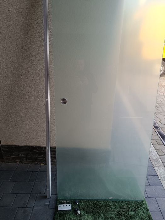 Szklane mleczne drzwi na szynach