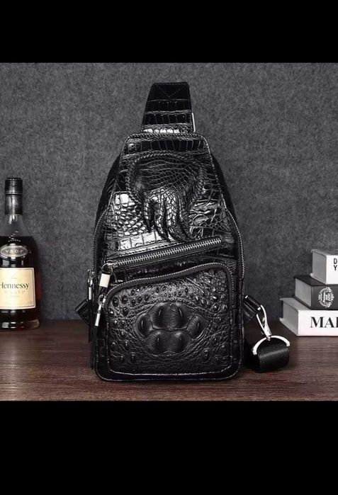 Статусная сумка из крокодиловой кожи с натуральной лапой