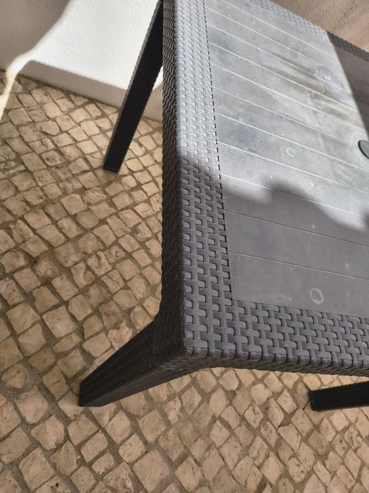 Mesa exterior / Jardim com cadeiras