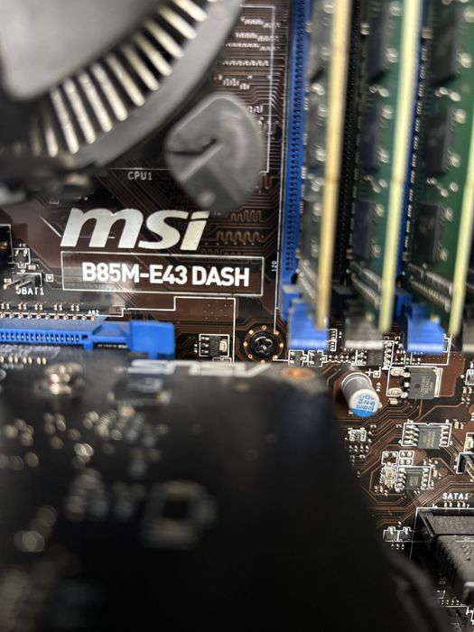 Komputet Titan 700 Genesis