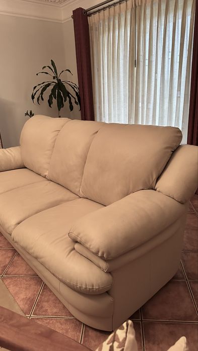 Sofa bege em pura pele (1+2)