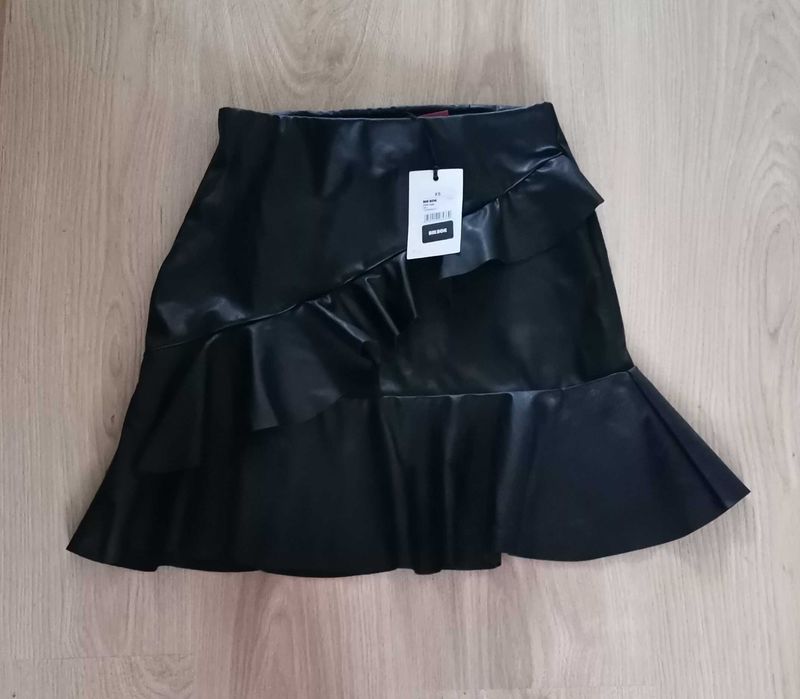 Nowa spódniczka z falbanami a’ la skóra.