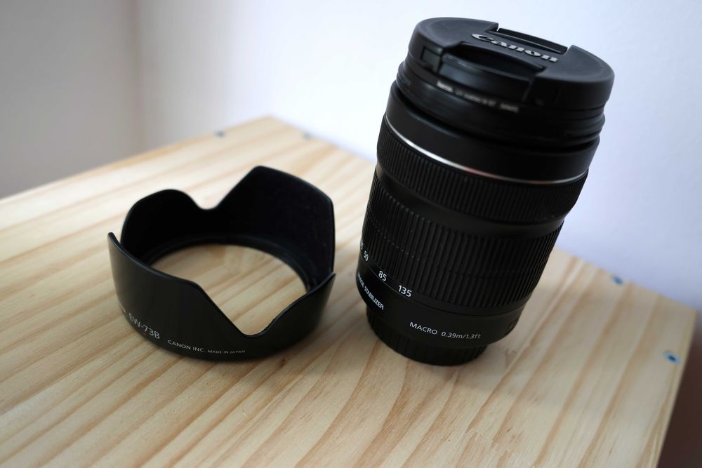 Objetiva Canon EF-S 18-135 mm f/3.5-5.6 IS
