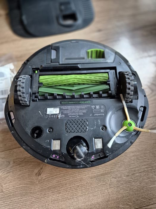 Robot sprzątający Irobot Roomba i7+ ze stacją