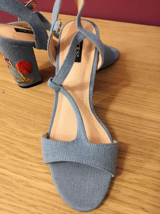 Piękne sandałki na obsasie z haftowanym kwiatem