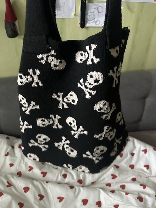 Вʼязаний чорний шопер з черепами