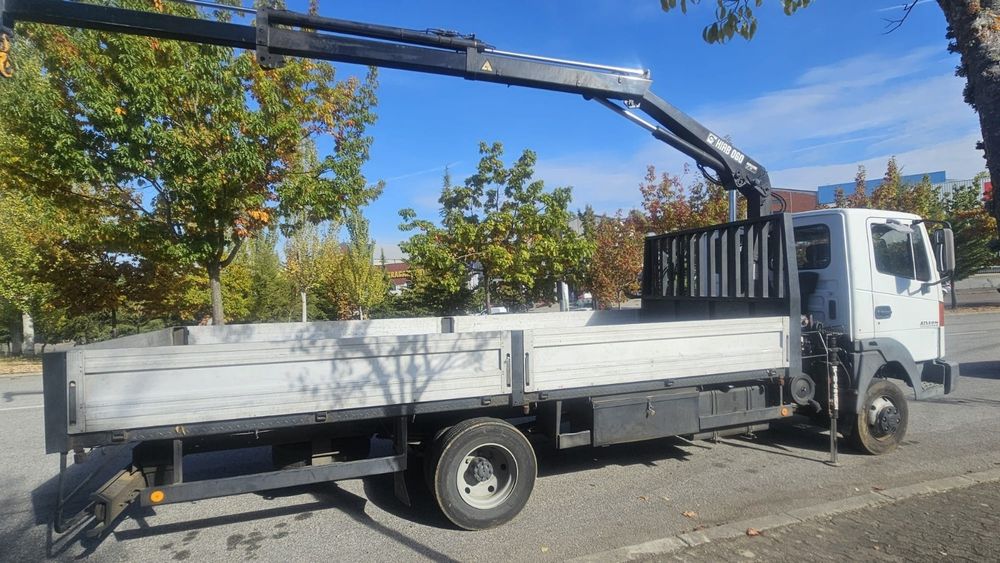 Camião Nissan com grua