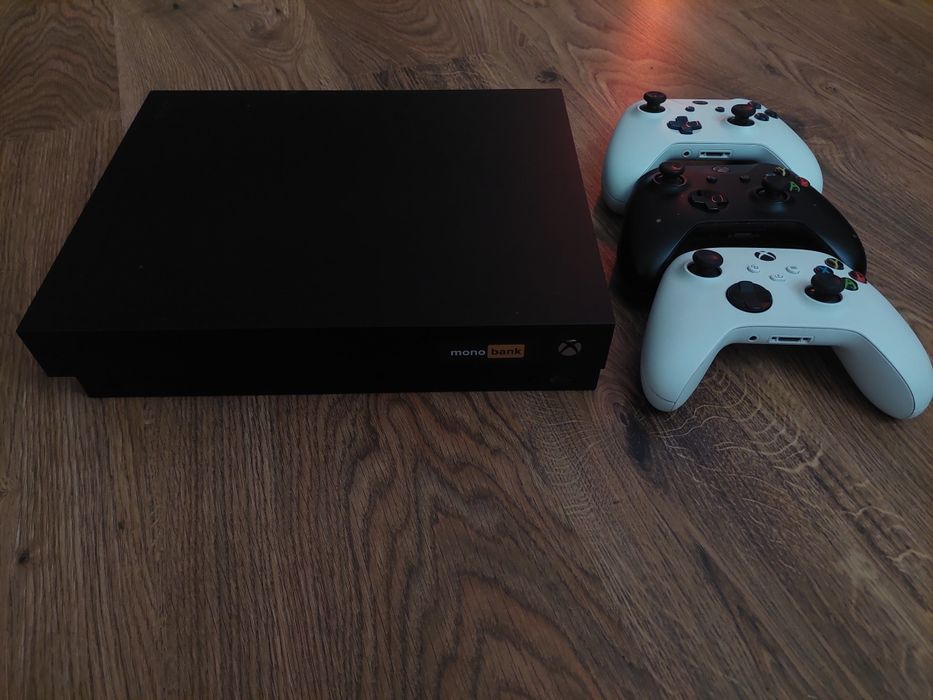 Xbox One X 1TB в отличном состоянии