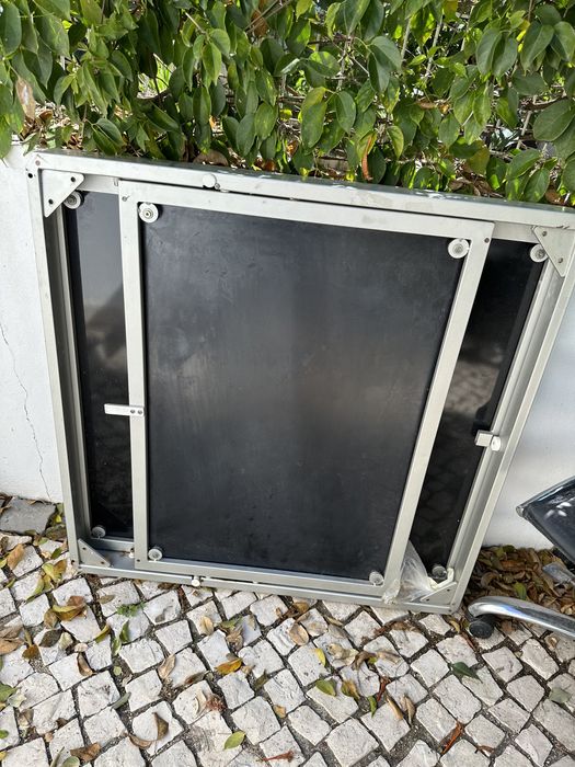 Extendable table. Black glass tabletop.64729668676995121