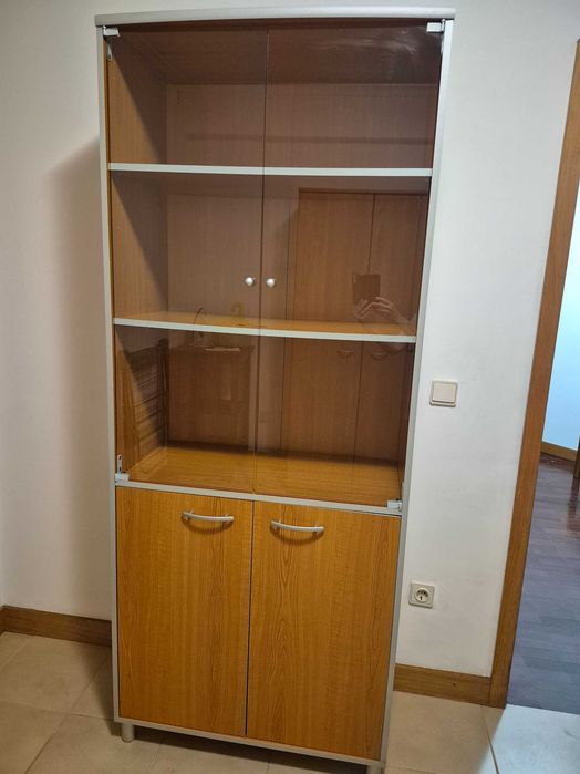 Armário alto com vitrine para livros, bibelots ou arrumação