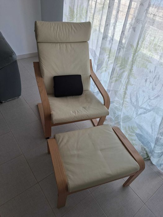 Poltrona IKEA POÄNG com repousa-pés