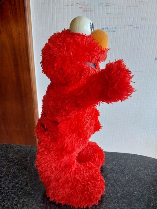 Boneco de peluche a pilhas Elmo