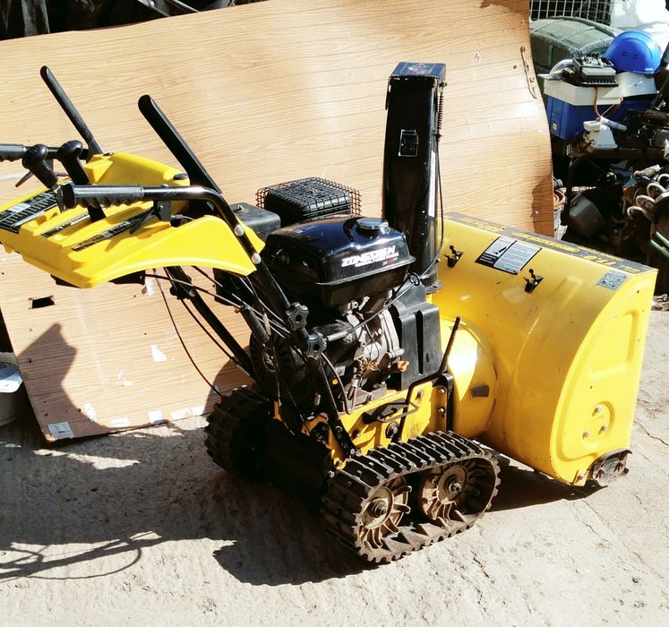 снегоуборочная машина на гусеничном ходу