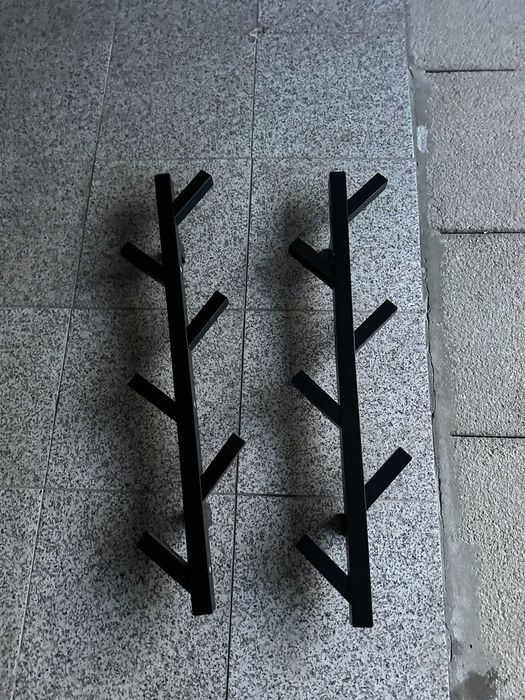 2 cabides pretos de parede