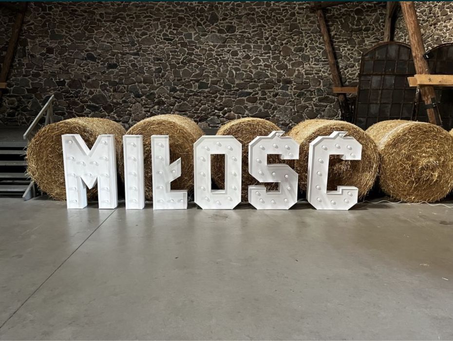 Napis MIŁOŚĆ biały, oświetlany żarówkami LED, wesele