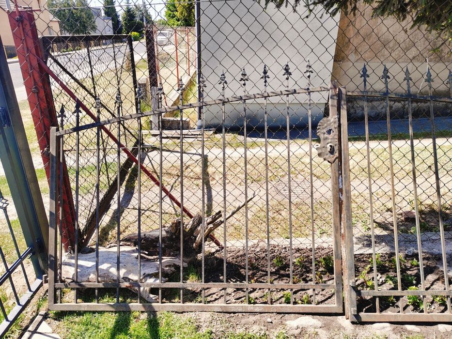 Brama 2 skszydłowa z furtką i płotem kuta i supki