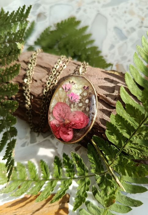 Wisiorek w oprawie ze starego złota.