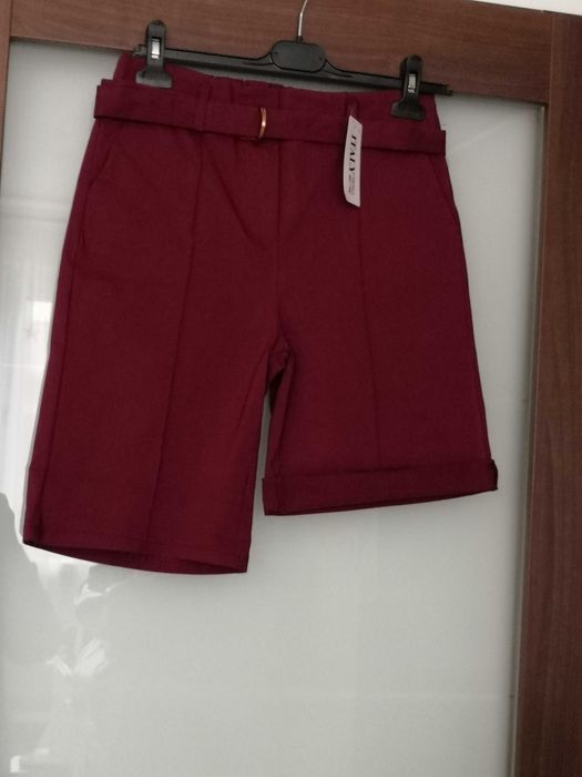 spodenki z paskiem w kolorze bordo , gnieciuchy