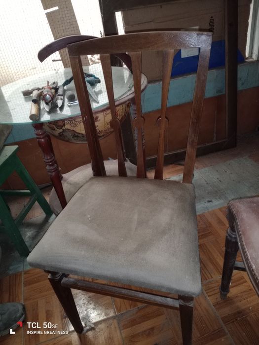 Várias cadeiras antigas algumas a precisar de restauro.10€ cada uma.