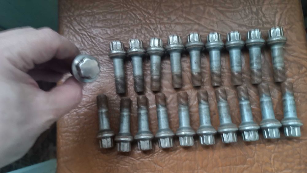 Оригинальные колесные болты Mercedes W221 звездочка