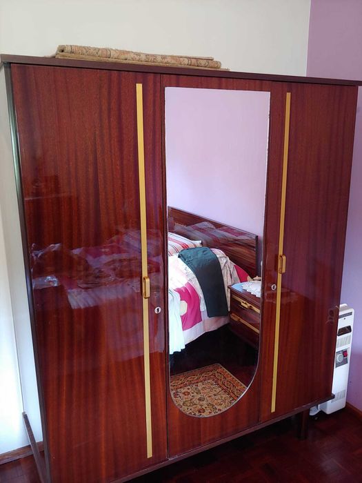 Roupeiro com porta e espelho