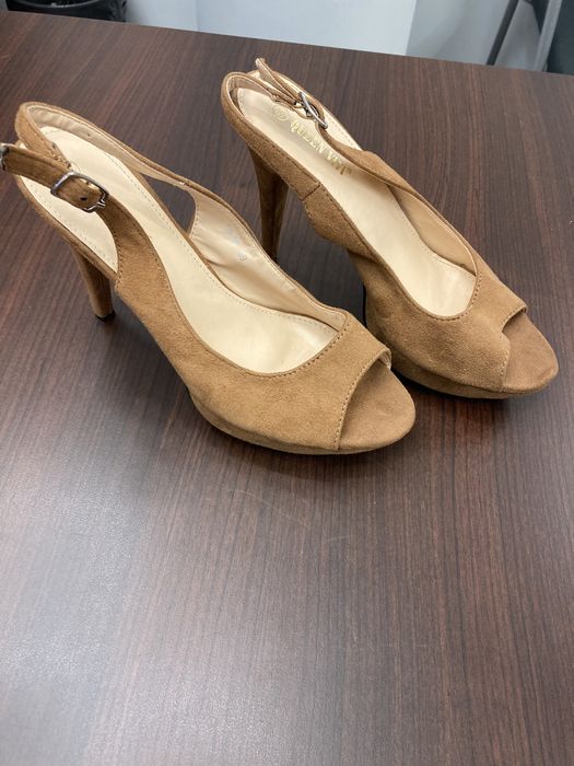 Wysokie sandałki na szpilce 39