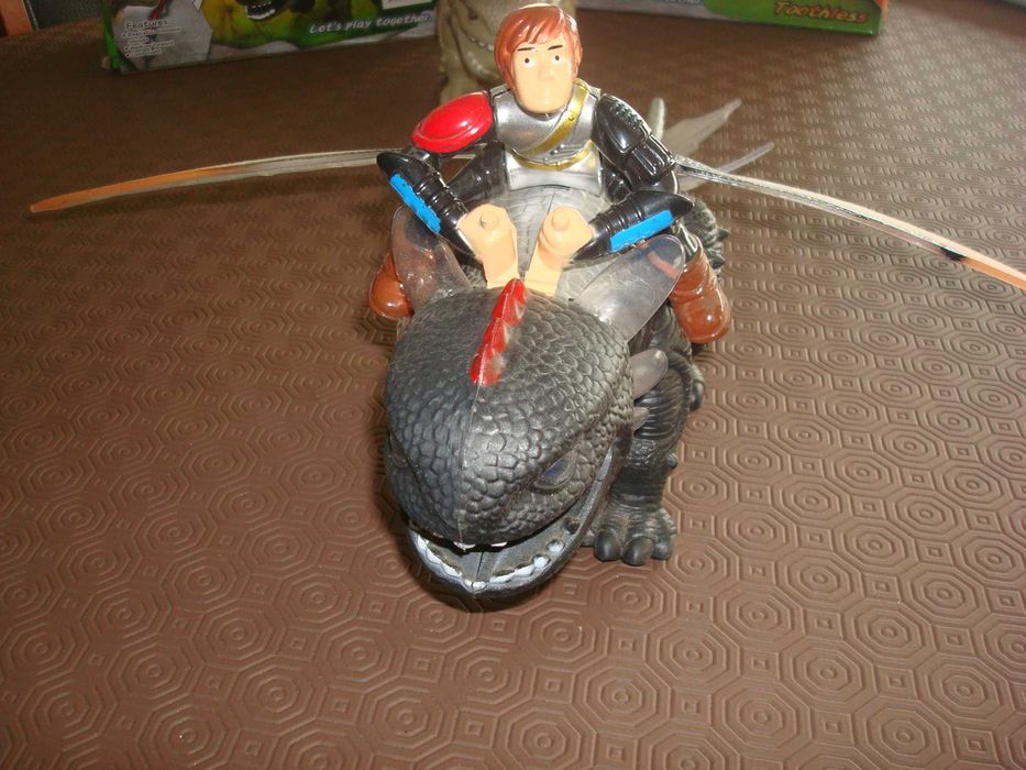 Boneco "Dragão desdentado" a pilhas64738284102531120