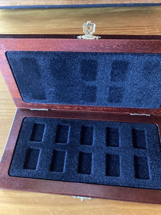 Caixa em madeira almofada