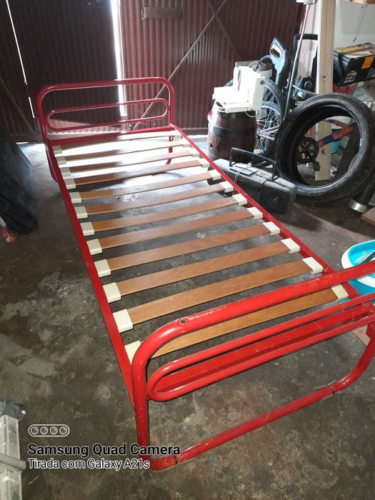 Cama de ferro de solteiro