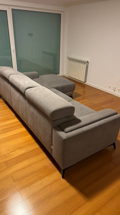 Sofá com chaise long marca Stoffus, cinzento.