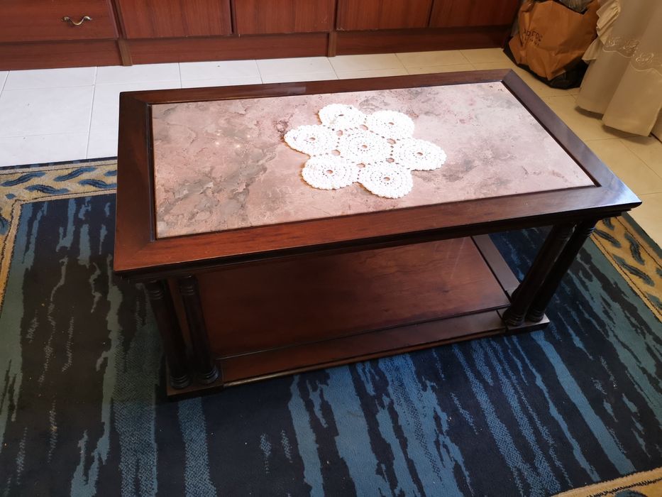 Mesa de centro classica com tampo em pedra