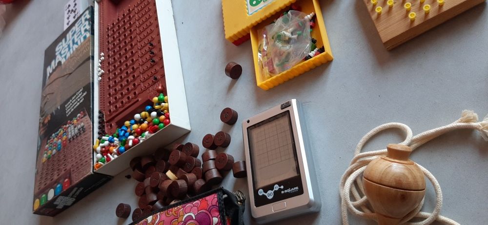 Vários jogos e cartas