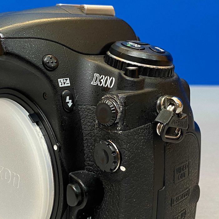 Nikon D300 (Corpo) - 12.3MP