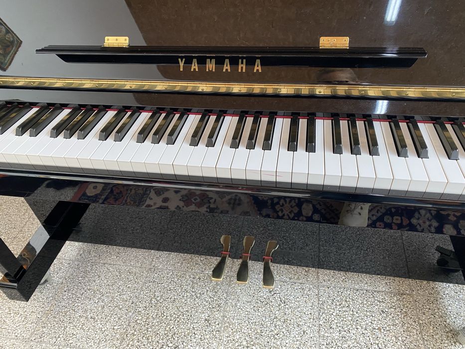 Piękne, czarne  pianino Yamaha MX100A